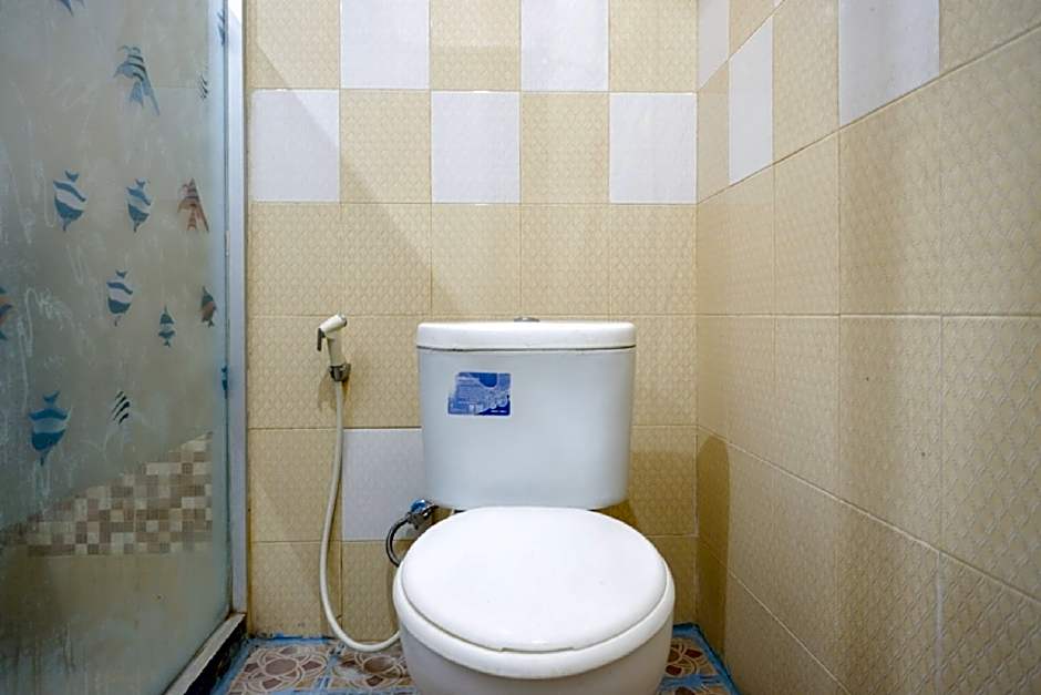 RedDoorz near Kendari Beach 2