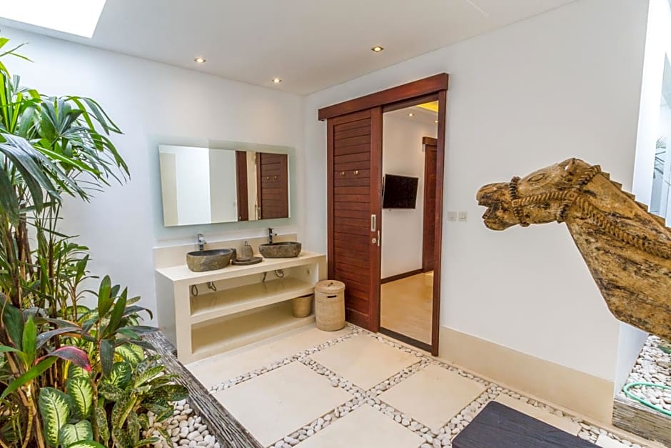 Villa Saha - Elegant 3-Bedroom in Seminyak