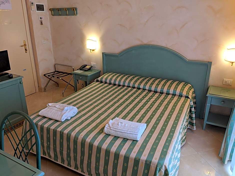 Hotel Riviera 3 Stelle con piscina estiva gratuita e garage a pagamento