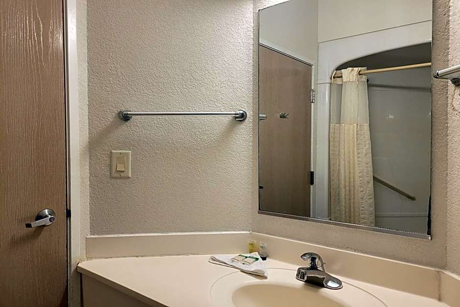 Modern Stay 39 Lakeview By OYO Minonk