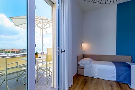 Deluxe Triple Room with Sea View