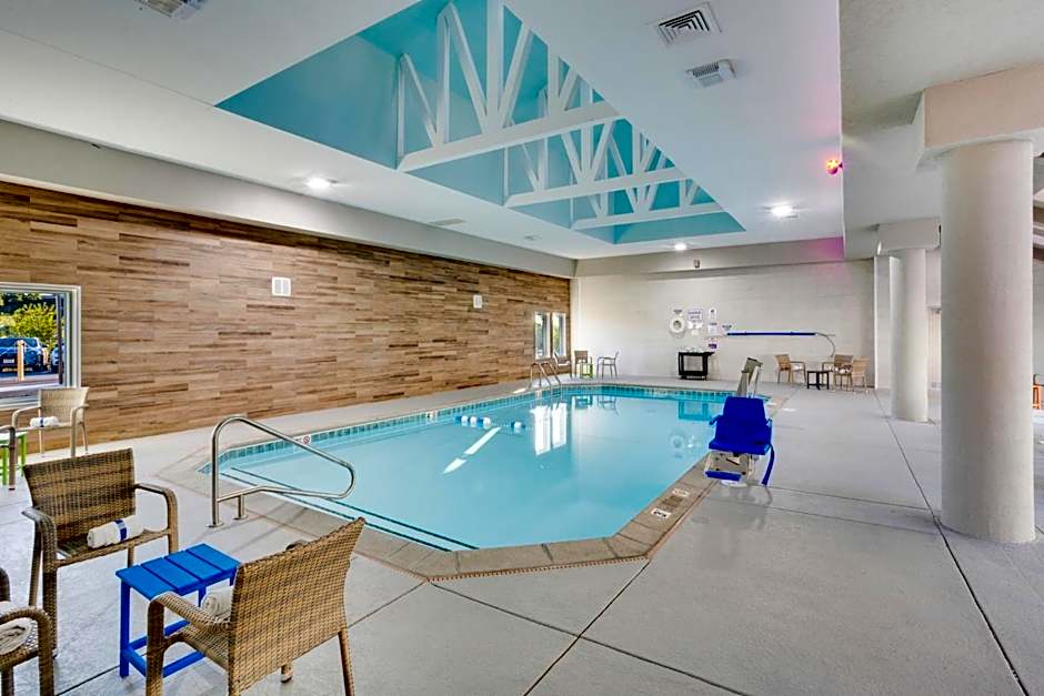 Orangewood Inn & Suites Kansas City Airport
