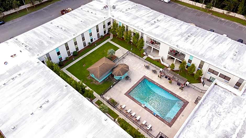 Cottonwood Suites Savannah Hotel & Conference Center