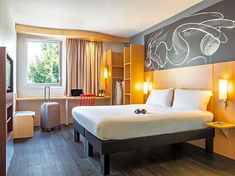 Accessible Room with 1 Queen Bed