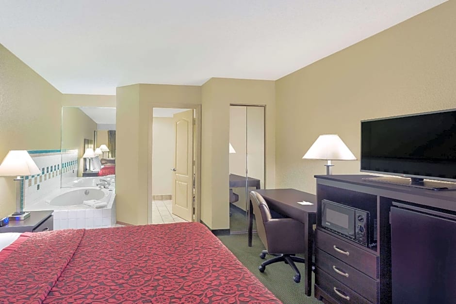 Days Inn & Suites by Wyndham Columbia Airport