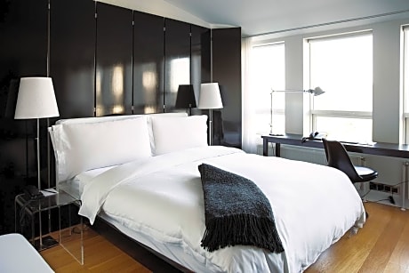 Guest Room with  1 Queen Bed, City view
