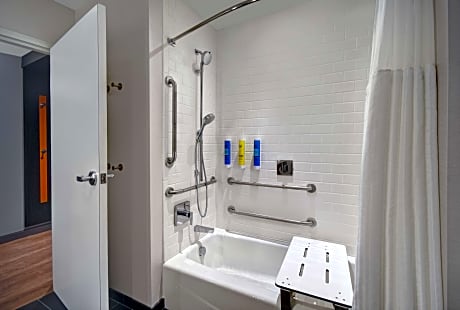 2 Queen Mobility Accessible With Tub