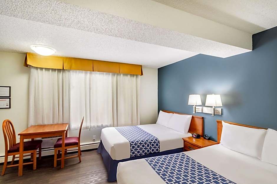 Econo Lodge Inn & Suites University