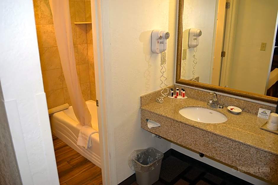 Days Inn & Suites by Wyndham Lodi