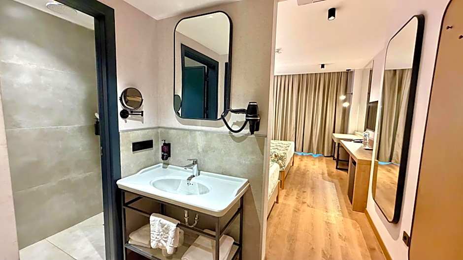 Blue Wave Suite Hotel