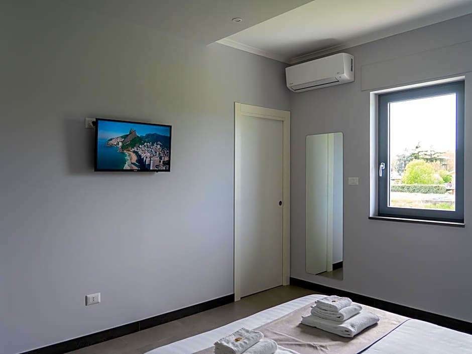 Skyline Rooms & Suites