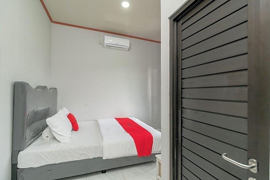 RedDoorz Plus near Jungeland Sentul