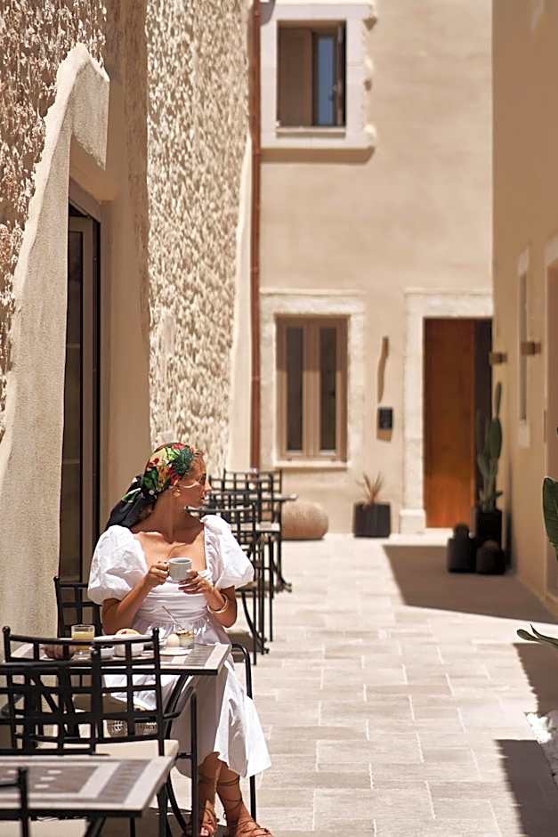 Manili Boutique Suites & Villas