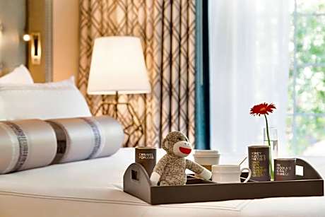 Frank and Dolly, Concierge level, Suite, 1 King, Sofa bed