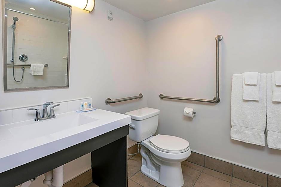 Comfort Suites Kingston Central