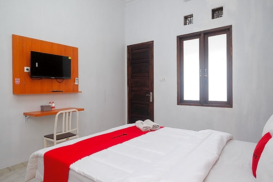 RedDoorz near Stasiun Purwosari