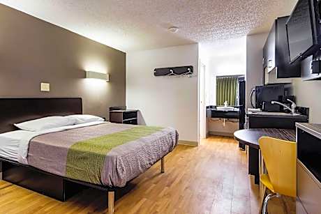 1 Queen Bed | Non-Smoking, Kitchen