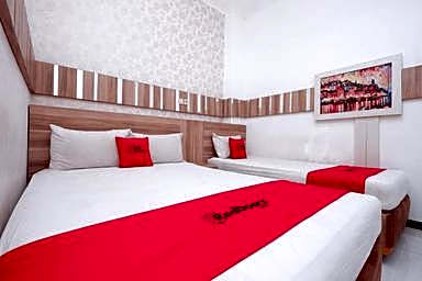 RedDoorz near Plaza Simpang Lima