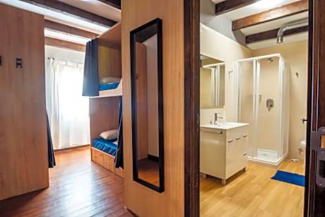 Bunk Bed in Mixed Dormitory Room