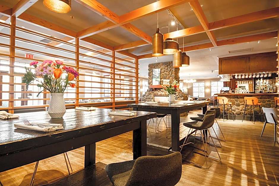 Coast Canmore Hotel & Conference Centre