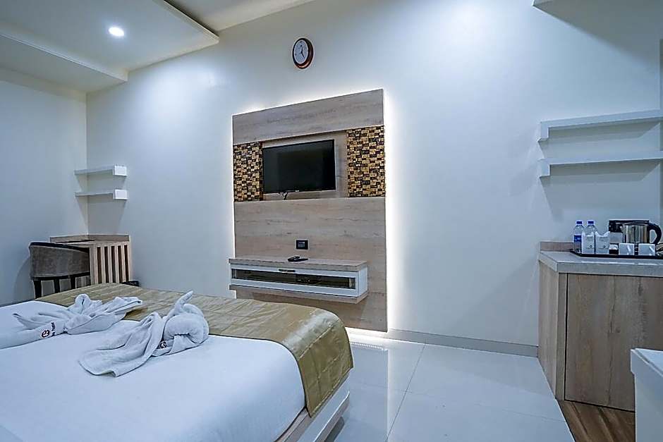 Hotel Wisteria blue