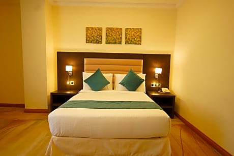 1 Queen Bed, Non-Smoking, Superior Room, Front View, City View, Mini Bar, Wi-Fi, Full Breakfast
