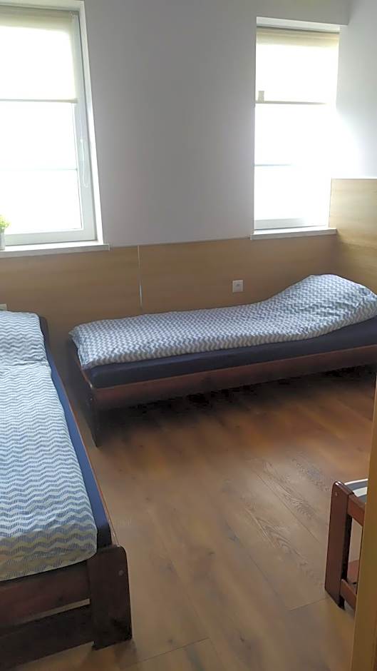 Pokoje Gościnne z łazienkami przy Wrocławiu, darmowy parking