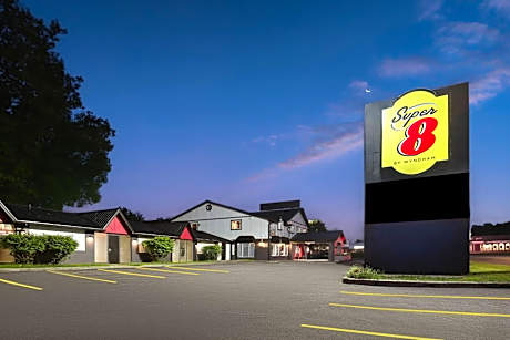 Super 8 by Wyndham Gananoque - Country Squire Resort