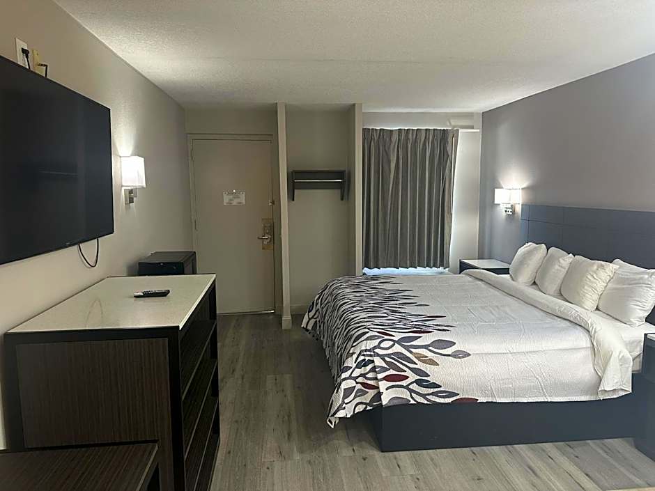 Photo 1 of 7 of Superior 1 King Bed, Jetted Tub