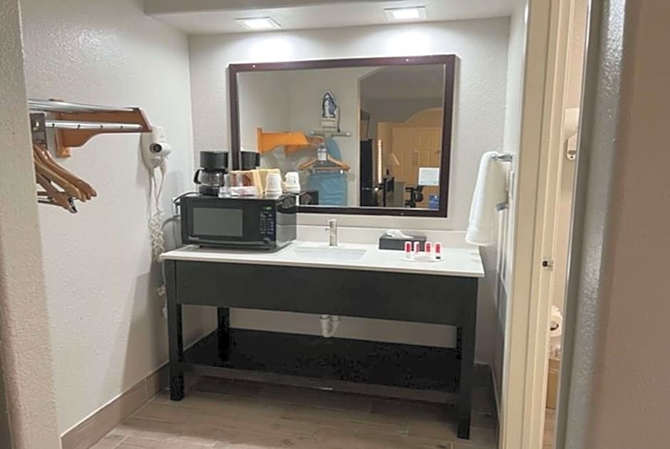 Super 8 by Wyndham Baytown/Mont Belvieu