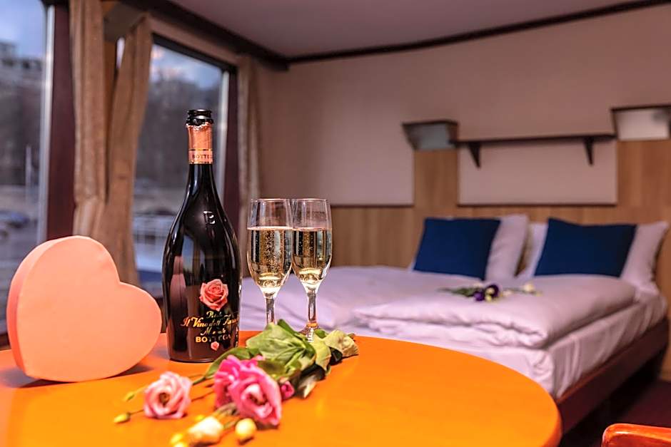 Fortuna Boat Hotel