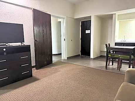 One-Bedroom King Suite with Bath Tub - Mobility Accessible/Non-Smoking