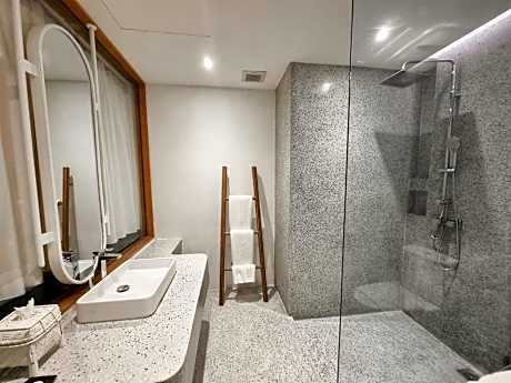 Deluxe Double Room (2 Adults + 1 Child)