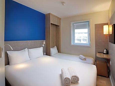 Triple Nest - Room with a double bed and a pull down single bed