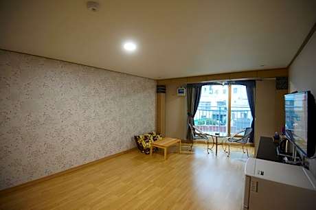 Korean-Style Deluxe Family Room