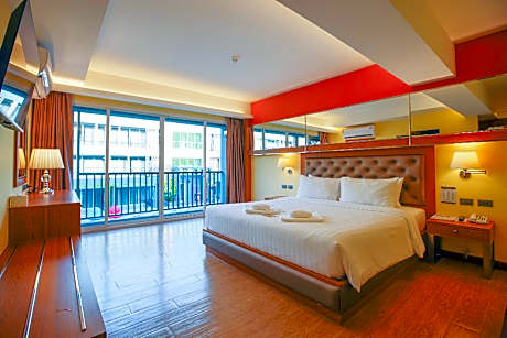 Deluxe Pool View Room