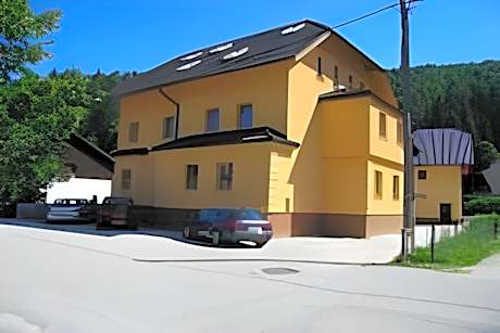 Berghi Hotel & Apartments