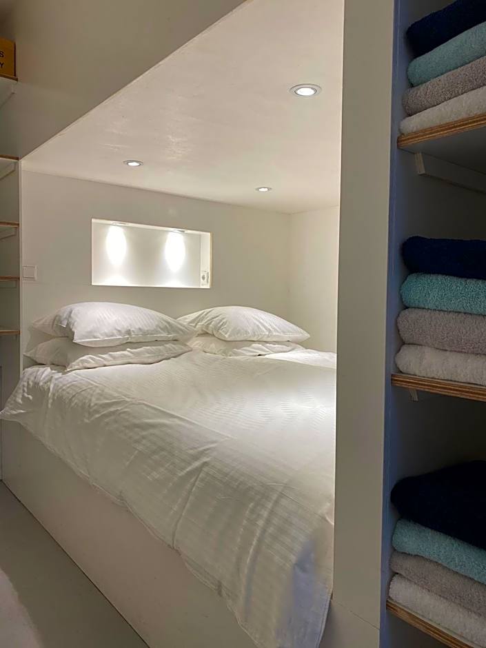 hip & stylish apartment in center, near trainstation, 15 min walk