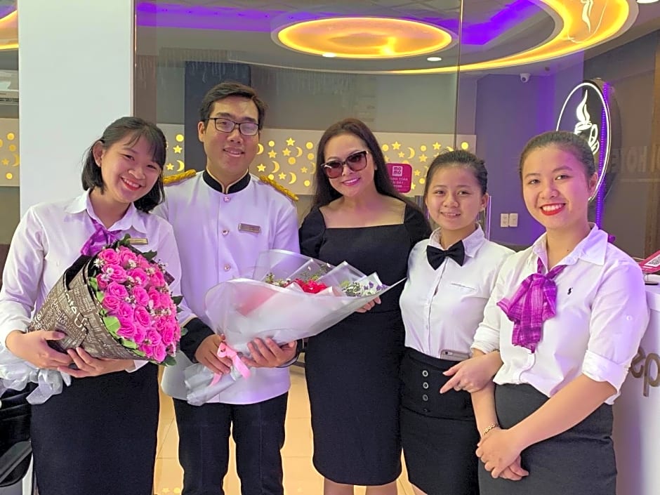 HA NOI HOTEL near Tan Son Nhat Airport - FREE Airport Pick-Up and Drop-Off Available 24 Hours a Day