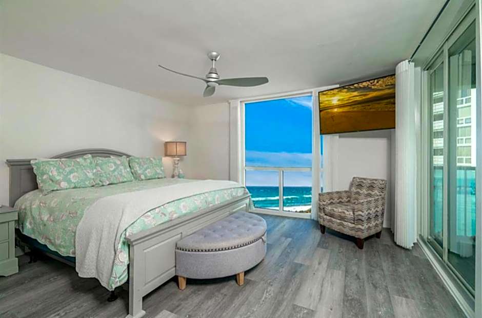 Beach Front Relaxing get away on beautiful Destin Emerald coast