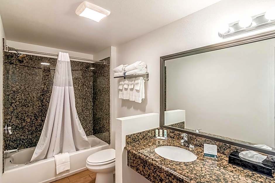 Quality Inn & Suites near Downtown Bakersfield