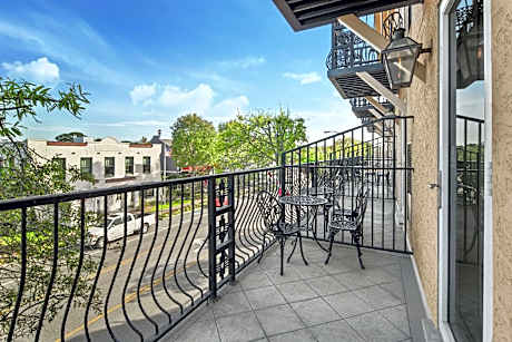 I King W/Sofabed Small Balcony Nonsmoking