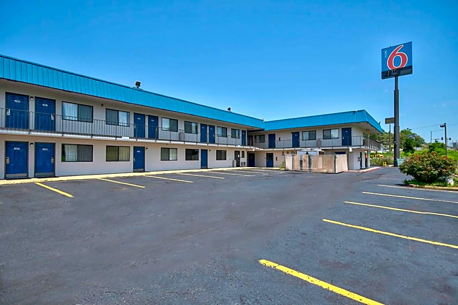 Motel 6-Russellville, AR