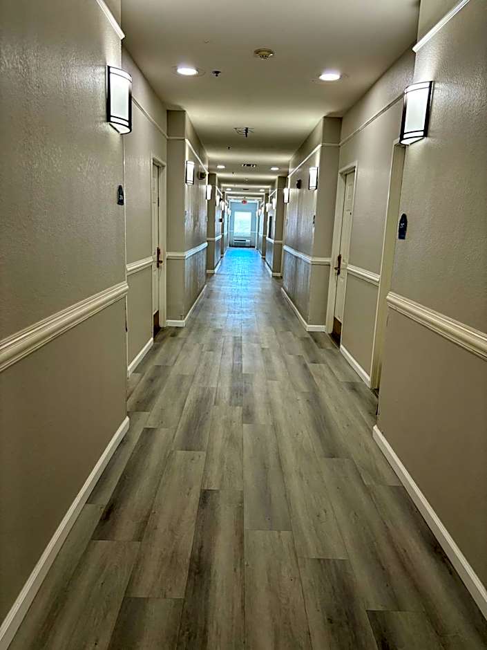 Deluxe Inn & Suites