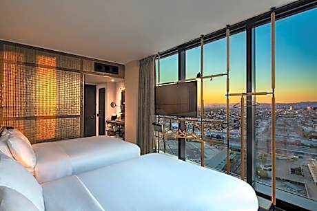 Corner 2 Queen View Room, Guest room, 2 Queen, City view, Corner room