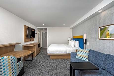 King Room with Roll-In Shower - Disability Access/Non Smoking/Upper floor