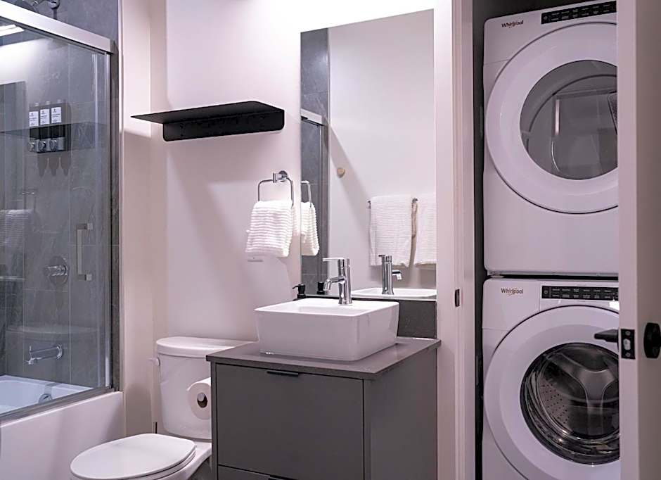 Snow & Swing Getaway - Three Bedrooms with Hot Tub (Stay Revy)