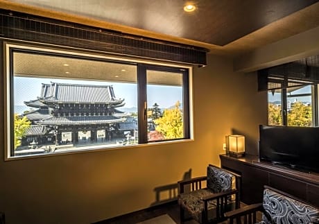 Family Suite with Temple View
