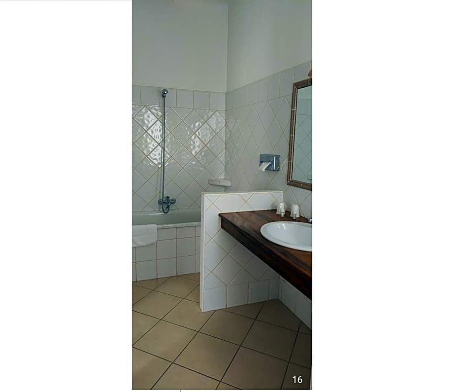 Hôtel et Restaurant Le Manoir - Echangeur A7-A9 - 24h-24h