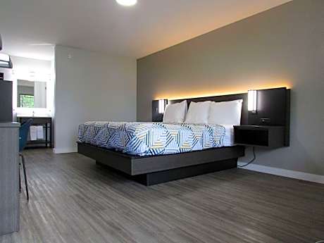 1 Queen Bed | Mobility Acc RI Shwr Ste Nsmk